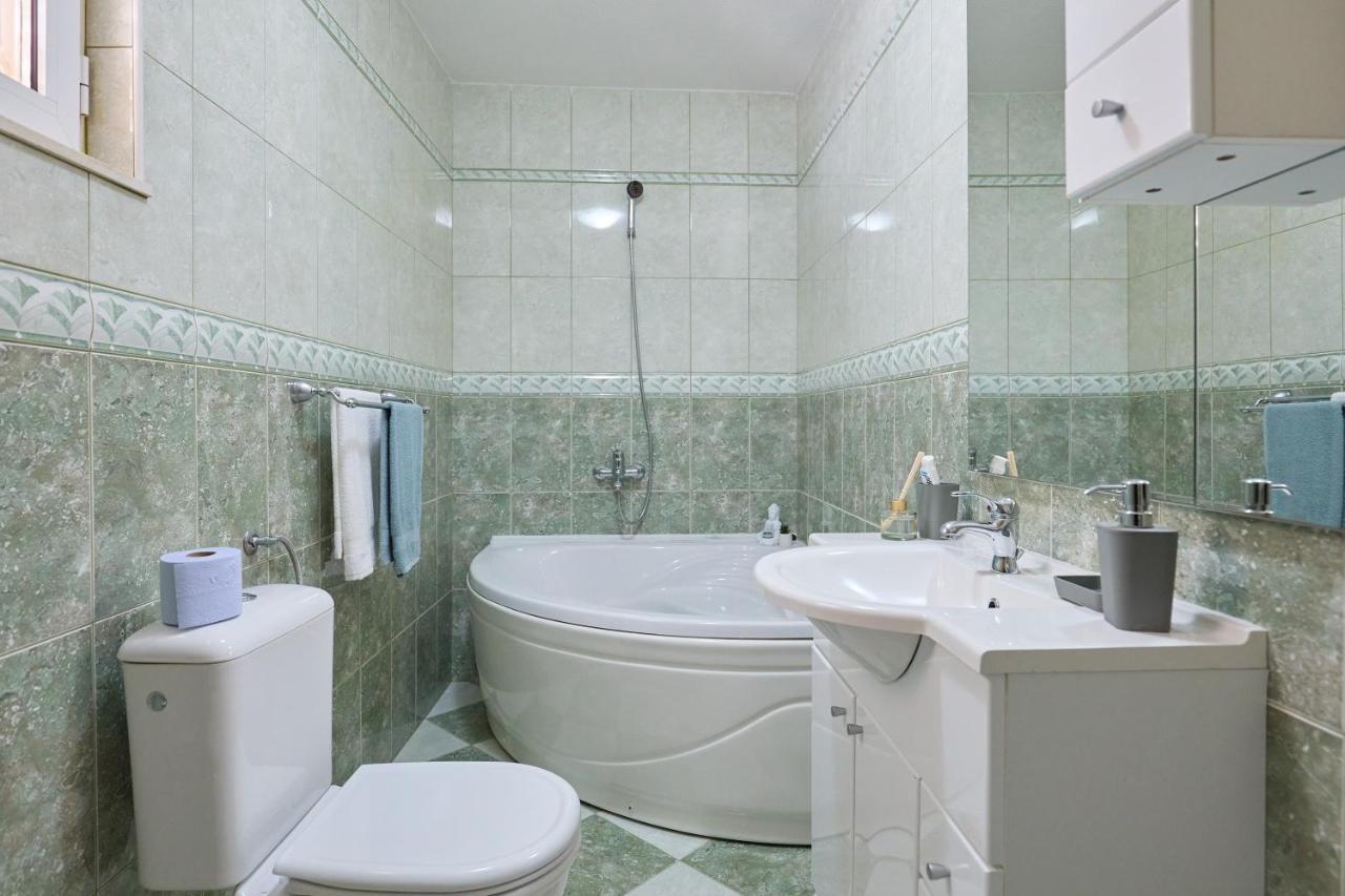 Bellevue Duplex Apartment *