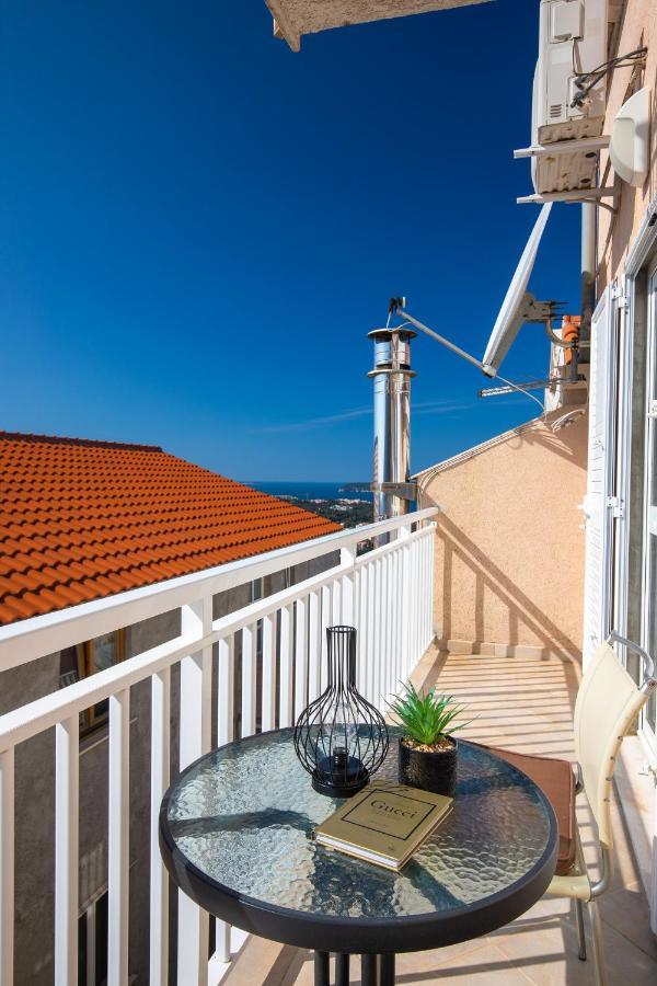 Bellevue Duplex Apartment *
